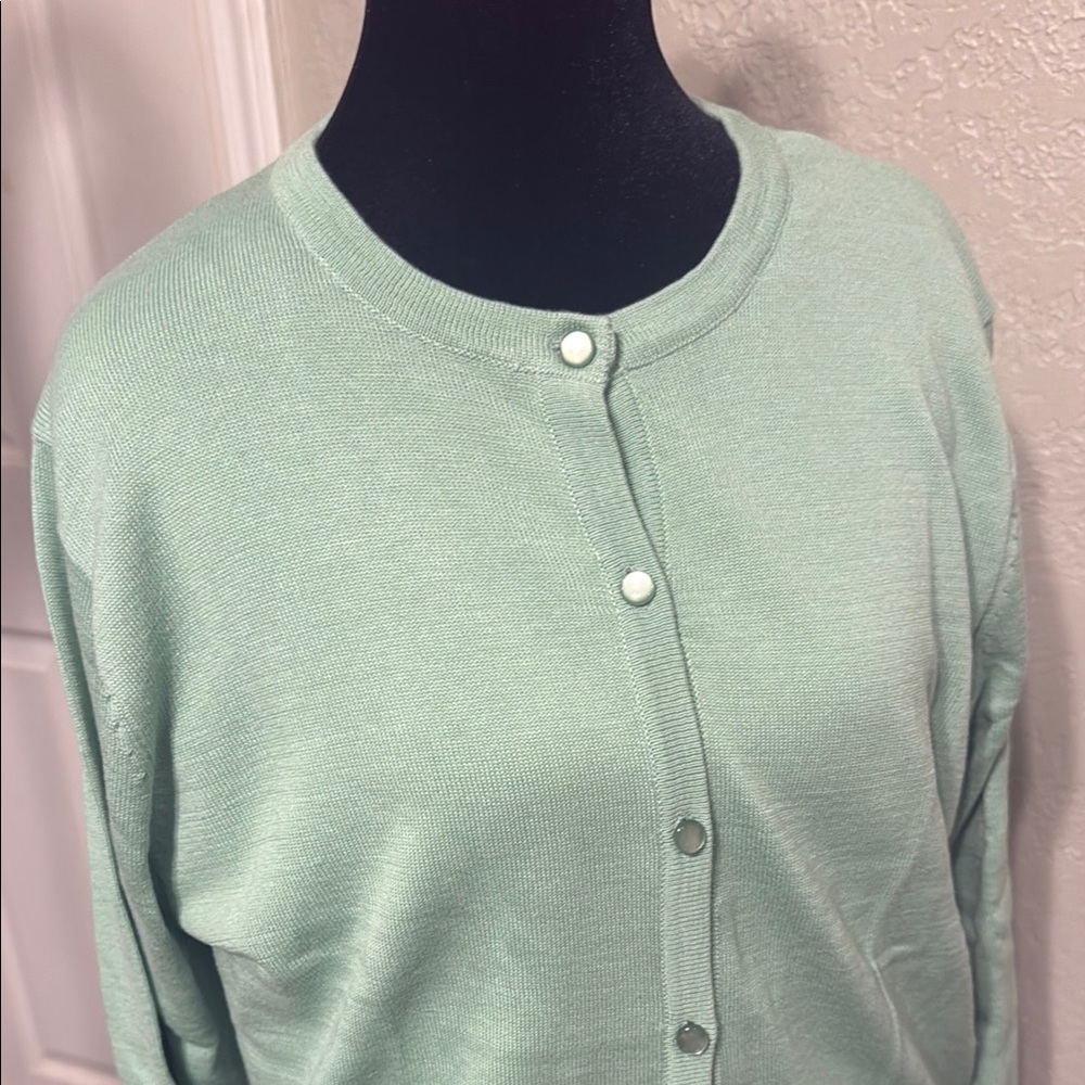 Green Cardigan Sweater with Cozy Knit and Full-Length Sleeves